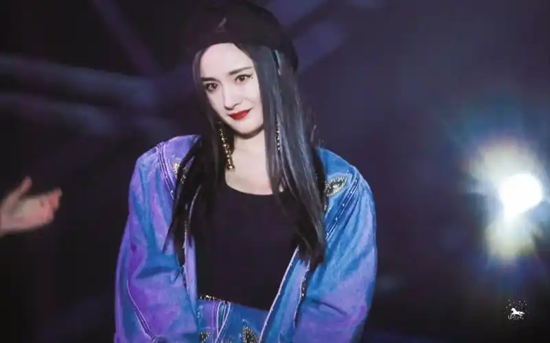 杨幂 跨年演唱会唱歌《野狼disco》_哔哩哔哩_bilibili