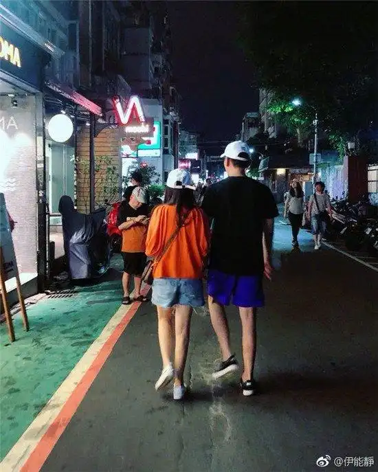 伊能静晒和秦昊牵手逛街照惹粉丝羡慕:像二十出头的小情侣