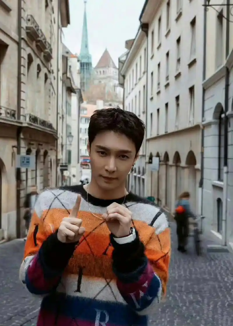 张艺兴街拍时尚造型