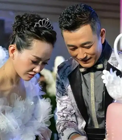 演员王志飞为张歆艺抛弃发妻,与小15岁的张定涵,3天闪婚