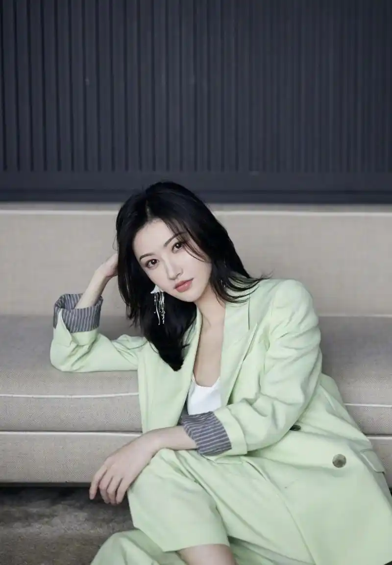 景甜贵气穿搭教程在线示范西装搭配比司藤还要美