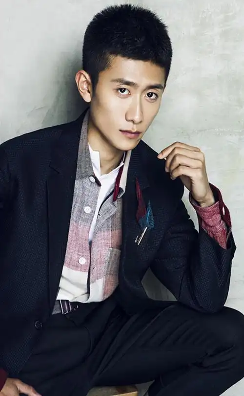 简介:实力小鲜肉张一山西装帅气写真图片,分享一组张一山图片给大家