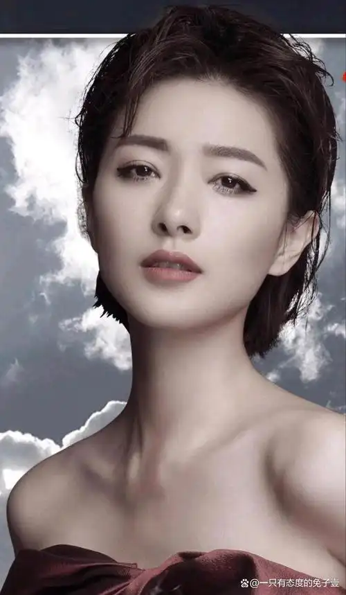 万茜是一个已经四十岁的中年女演员,尽管她曾经在上海戏剧学院接受了