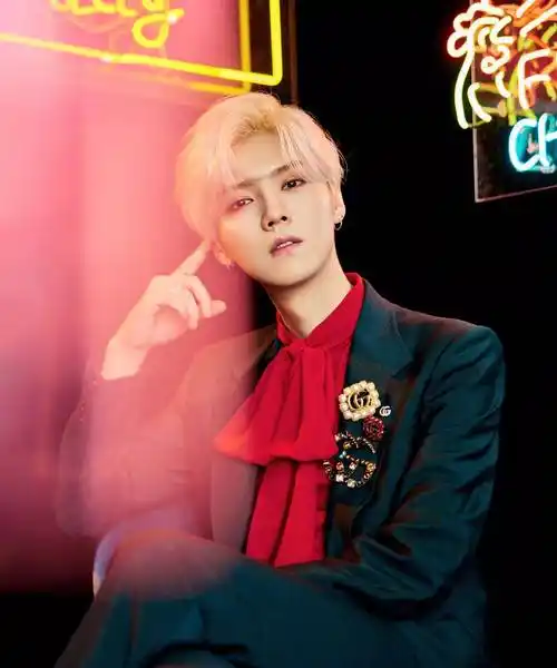 鹿晗银发造型超帅,身材气质绝绝子,论明星的自我修养_状态_盘靓_图片