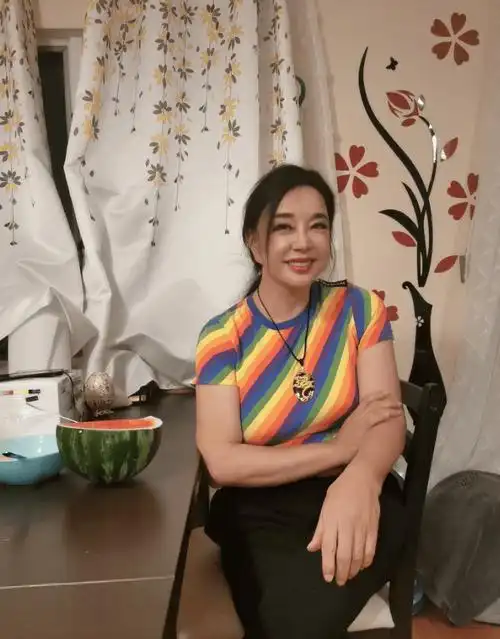 原创73岁刘晓庆罕见素颜跑步穿彩色t恤瑜伽裤运动鞋像个小姑娘