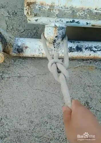 右边的绳子绕一个圈,左边的绳头穿插进去拉出来.