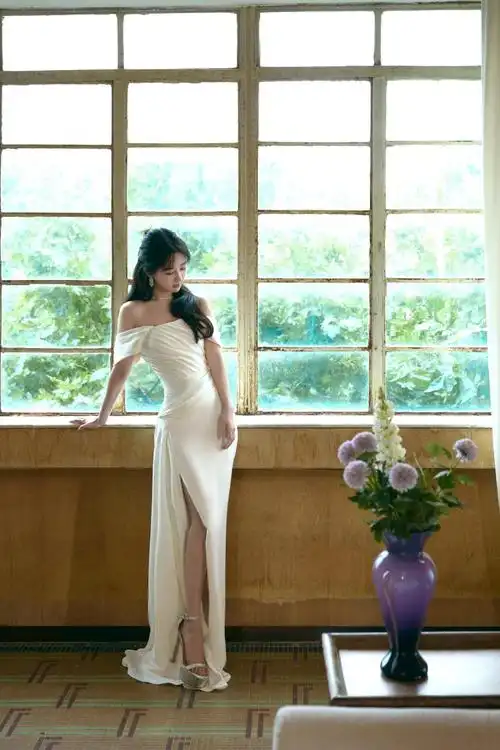 杨紫穿纯白一字肩长裙美似公主 高开叉造型秀出大长腿-易天影视公司