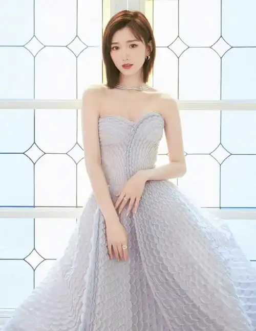 毛晓彤美出新高度,人鱼礼服尽显娇小身材,风格华丽又清新