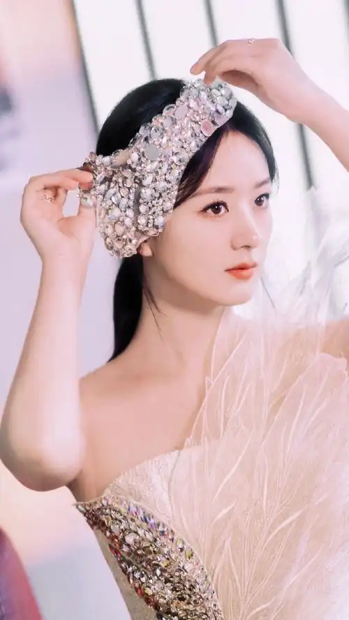 赵丽颖|把翎羽穿在身上,今天是超仙的白凤凰!