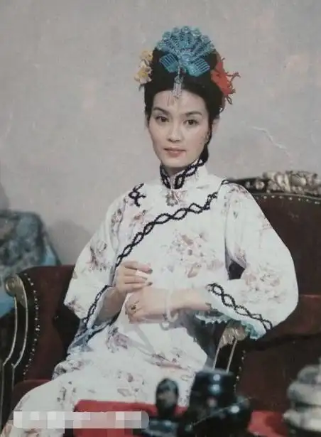 然而在潘虹年轻的时候,却被誉为"第四代最漂亮女演员".