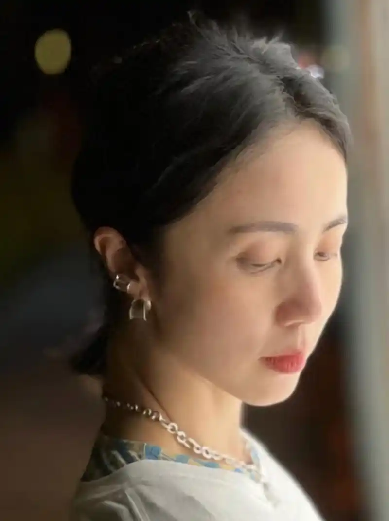 黄磊老婆孙莉晒居家自拍,满满的文艺气质,两张都是侧脸,她很会选角度