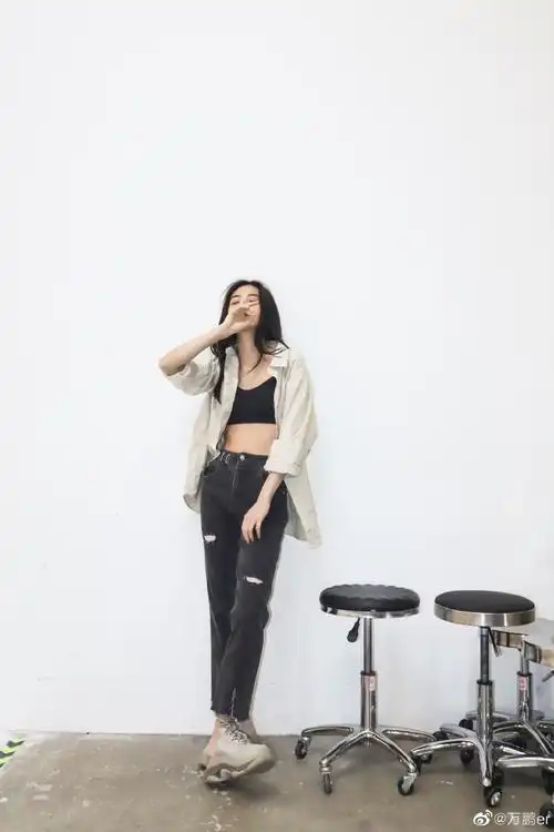 今天万鹏穿什么