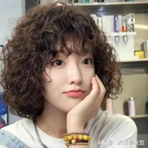 如此甜美可爱的小卷发型,也只有冷烫才可以烫出这样蓬松饱满的效果来.