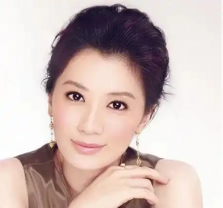 两耳招风破祖离家,两耳贴脑富贵到老.