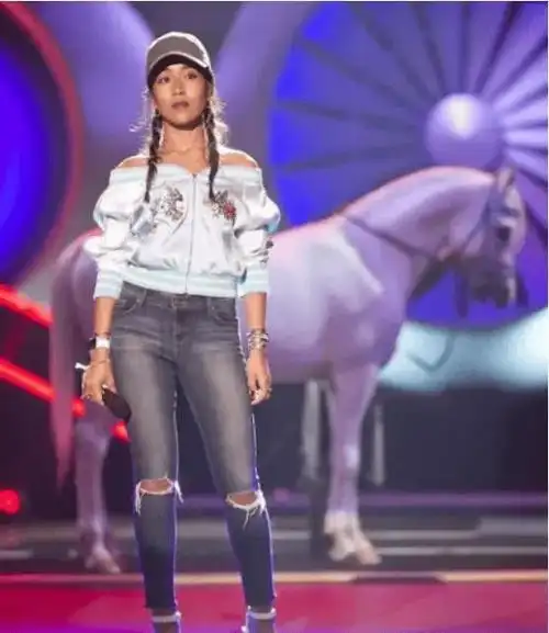 吉克隽逸162身高穿出182超模比例,穿白色吊带连衣裙 珍珠项链叠带