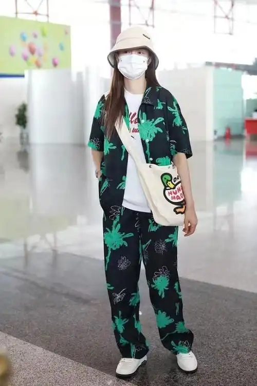 沈梦辰30多岁还像小姑娘一身花睡衣走机场照样青春靓丽好洋气