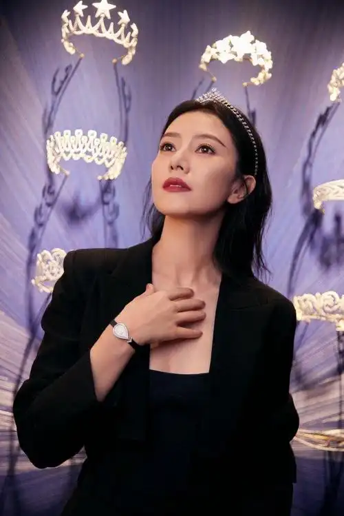高圆圆珠宝大片释出 西装造型温婉大气