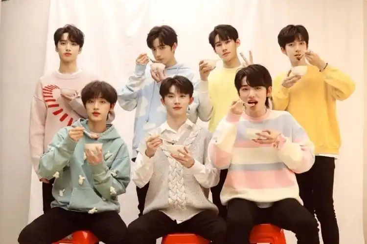 tnt带粉丝参观18楼内部随处可见tfboys周边李飞办公室更气派