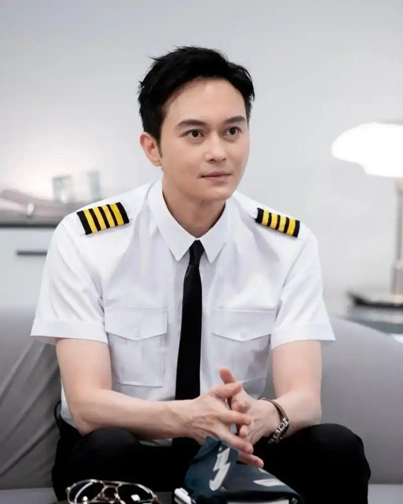 太帅了!52岁张智霖看起来只有25岁,颜值状态"冲上云霄".