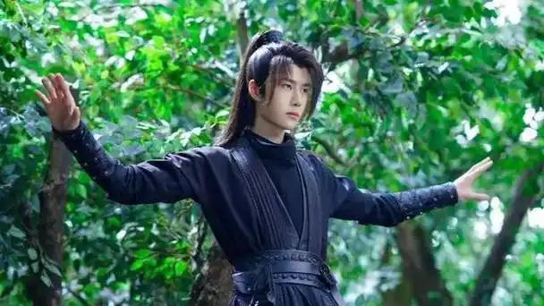 2021年的公安缉毒剧《冰雨火》的开播,大家都被王一博的演技给震惊住