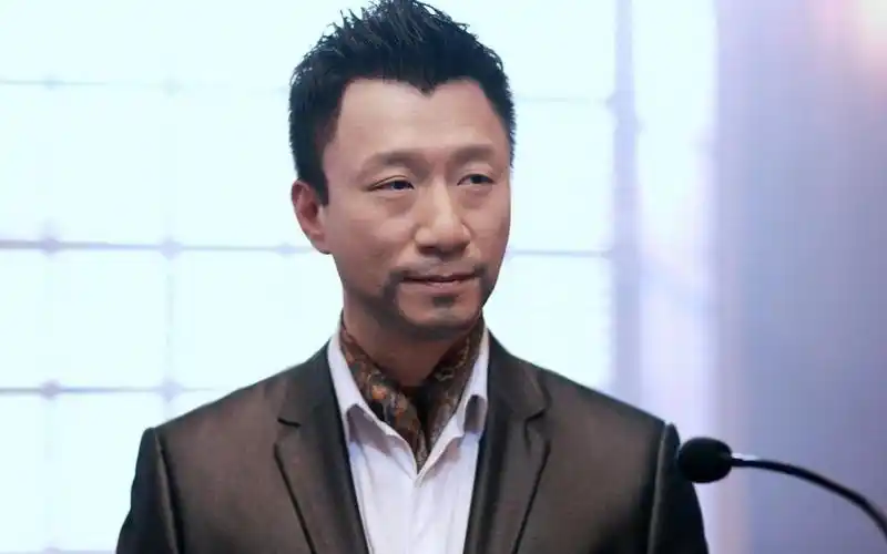 后来孙红雷这个"老实人"成为了"社会大哥"