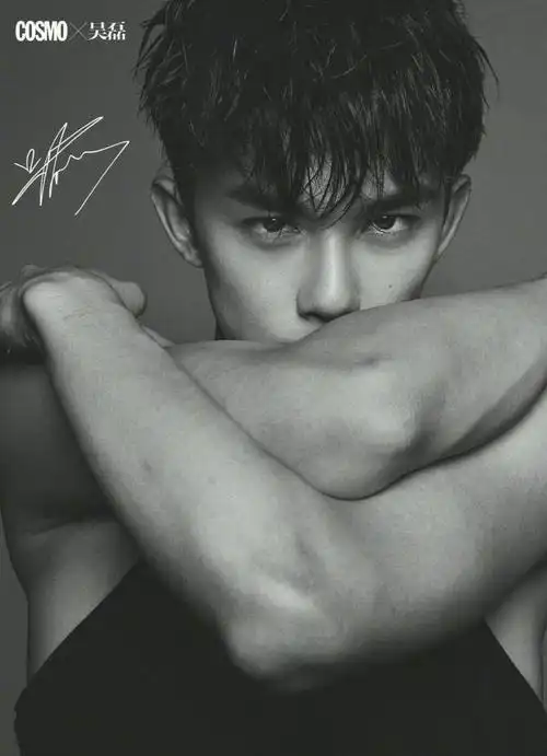 比如三石弟弟吴磊,明明才不到20岁,可他的身材已经非常好了!