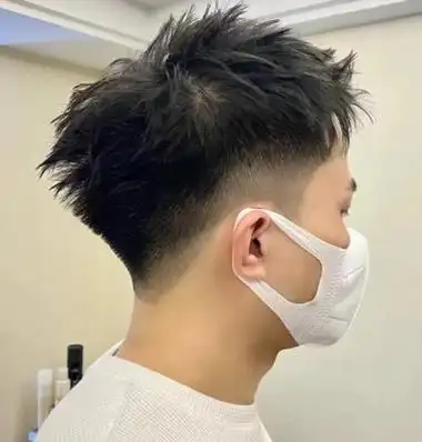 其实这一空气感的短烫发,对于扁平头男生来说,轻松就解决问题了.