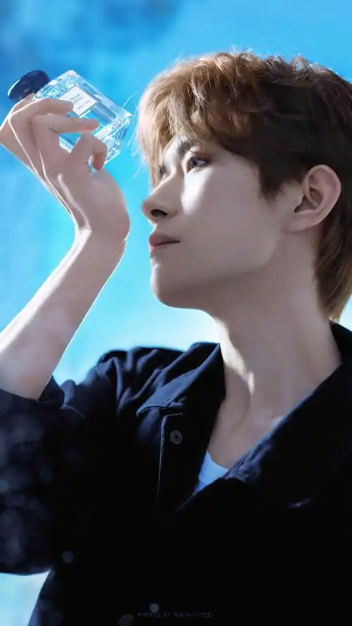 易烊千玺飘雪侧颜##易烊千玺阿玛尼美妆全球品牌代言人