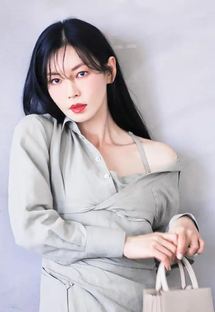 《顶楼》演员金素妍新戏花絮曝光,水上吊威亚吓人,连衣裙秀身材