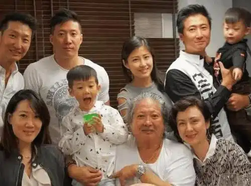 洪金宝混血小女儿出镜,长相不输明星,至今还是单身