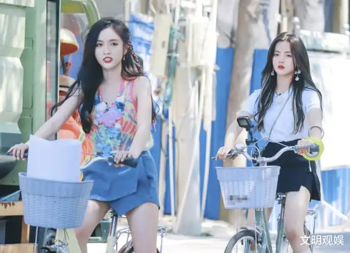 杨超越穿半筒袜录节目,同框"腿精"吴宣仪,腿型对比我没看错吧