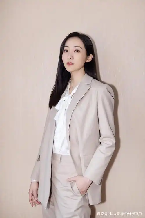 韩雪上节目像是在上班,白衬衣配西服套装,看着正式又高级