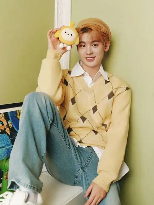 黄明昊贝雷帽写真