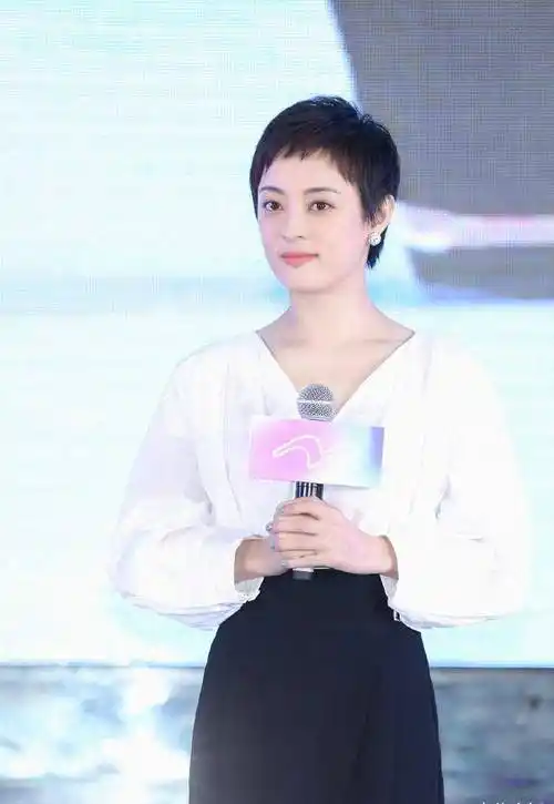 孙俪终于换发型了,穿绿色印花裙配低马尾,甜美气质藏不住_短发_白色