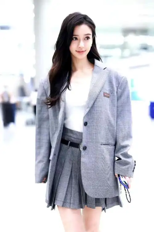 杨颖现身机场格纹西装搭配百褶短裙精致时尚又减龄
