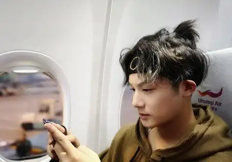 男生中分刘海半扎发发型