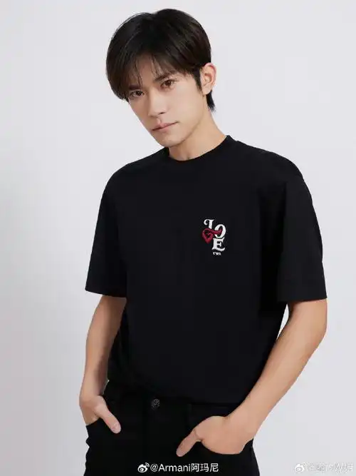 易烊千玺宽肩窄腰##emporio armani全球代言人易烊千玺