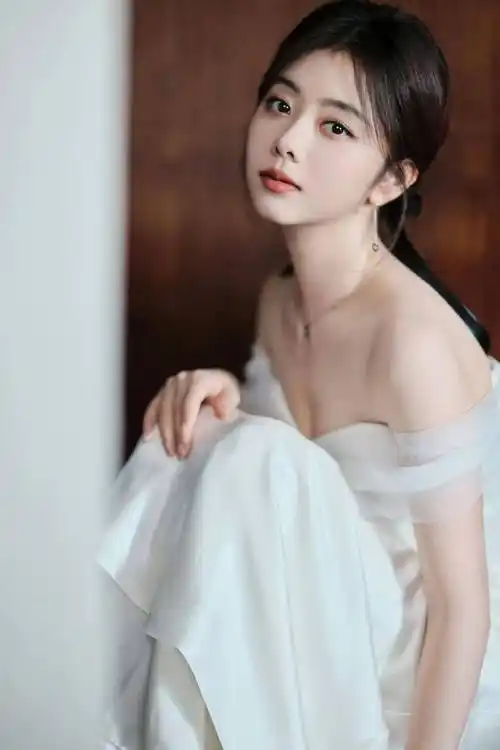 谭松韵时尚写真:甜美娇艳,出水芙蓉