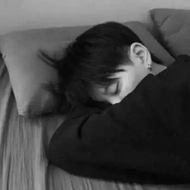 男生头像孤独伤感高清图片