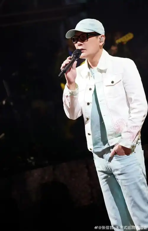 张信哲舞台照 #永远支持你 太喜欢你反戴帽子的样子了,太可 - 抖音
