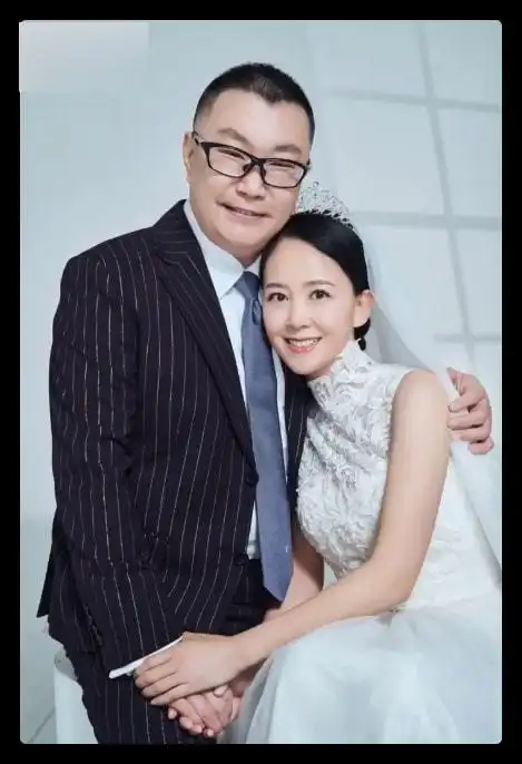 尹相杰妻子庆结婚一周年公开唯美婚纱照连换4套礼服身姿婀娜