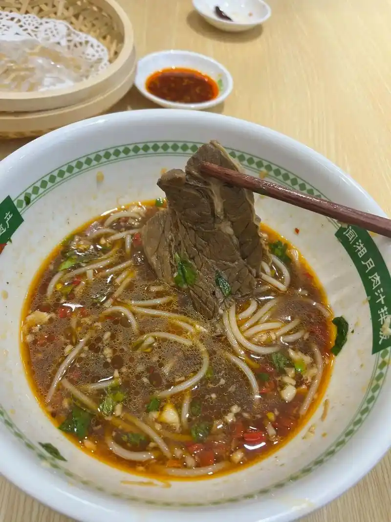 吃完想起拍照,红烧牛肉粉是吃过得肉最多了.