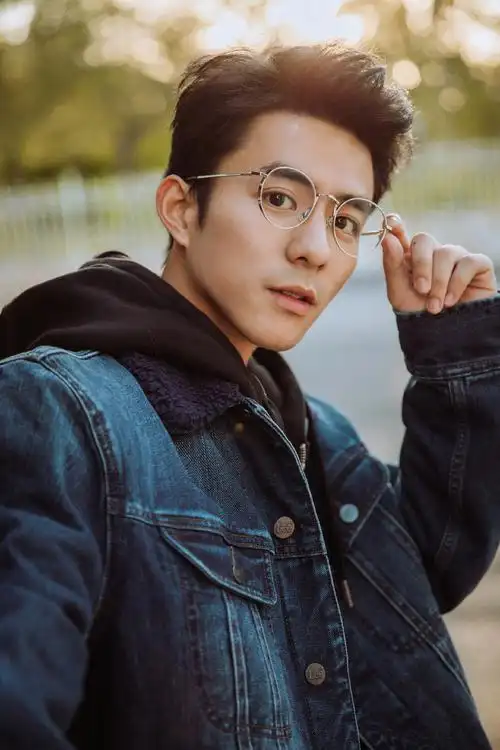 张植绿牛仔休闲风帅气高清图片[2/6]_明星_美桌网