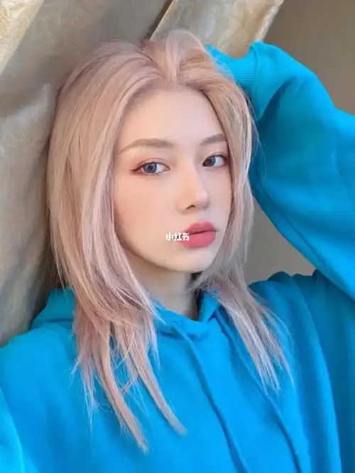 头发自带雾感透光性很好怎么拍都像自带滤镜～～～～样配什么衣服都很