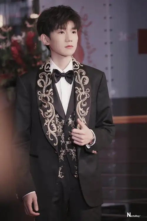 贵族小王子王源上线 西装革履是梦中的模样