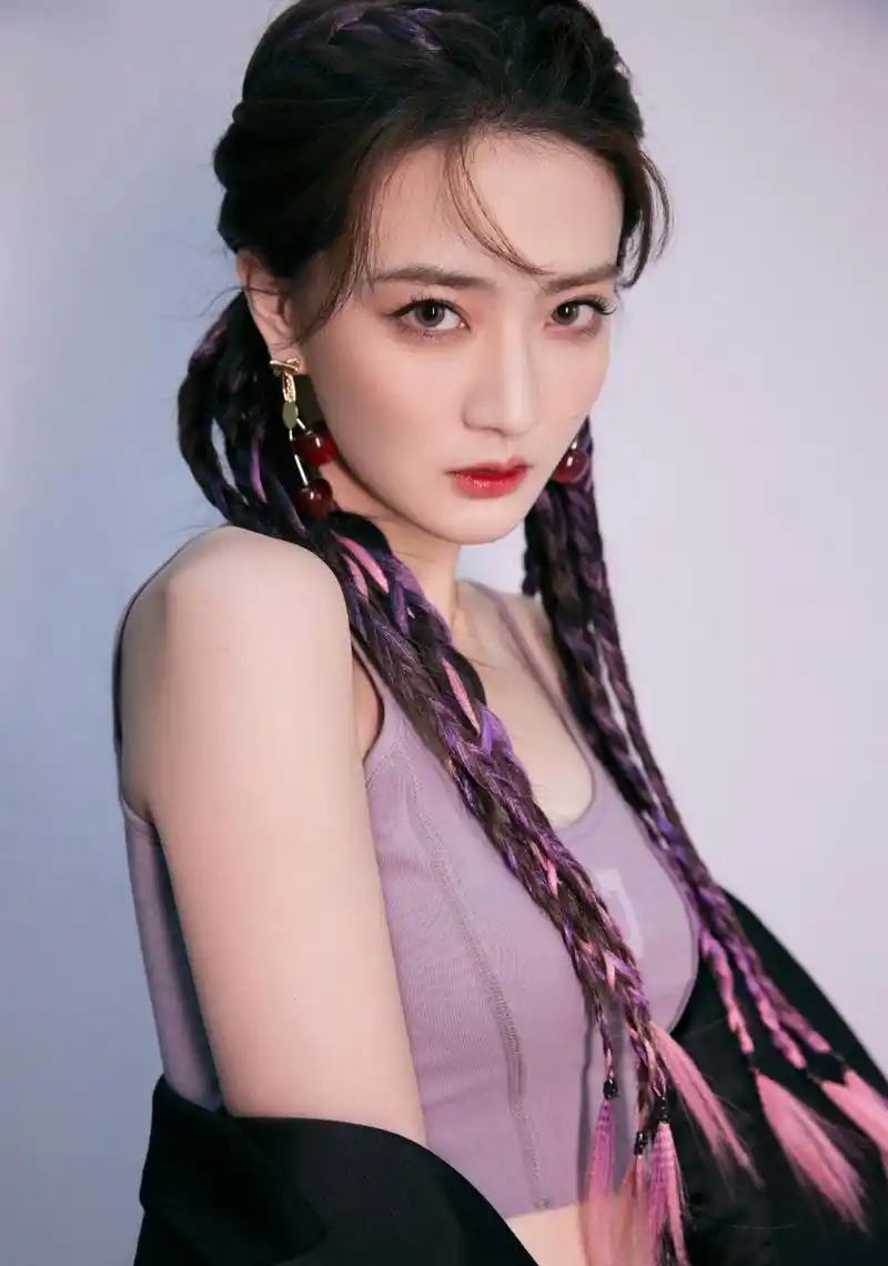 徐璐,一个年轻而充满活力的女孩,总是喜欢尝试各种时尚的搭配.