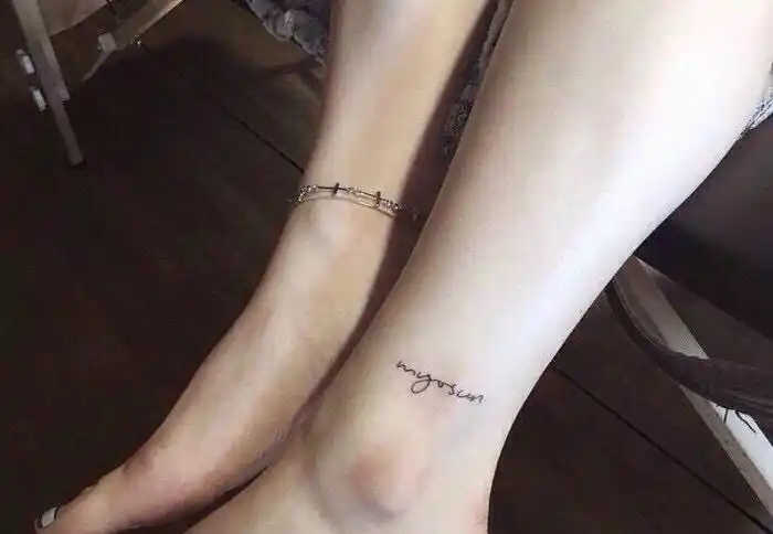优雅女神裸脚简单的英文纹身刺青