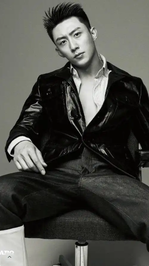 再夸一次黄景瑜的坐姿,霸气侧漏.