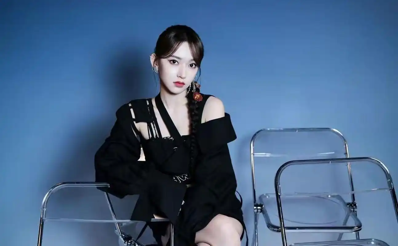 程潇吊带黑色短裤性感写真