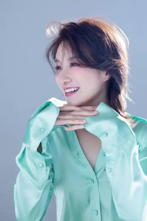 女, 内地著名 a target="_blank" href="/item/歌手/16693" data